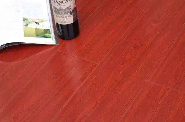 客廳地板鋪實木、實木復合還是強化更值？終于撬開老木工的嘴！