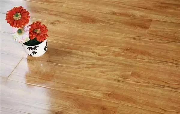 客廳地板鋪實木、實木復合還是強化更值？終于撬開老木工的嘴！